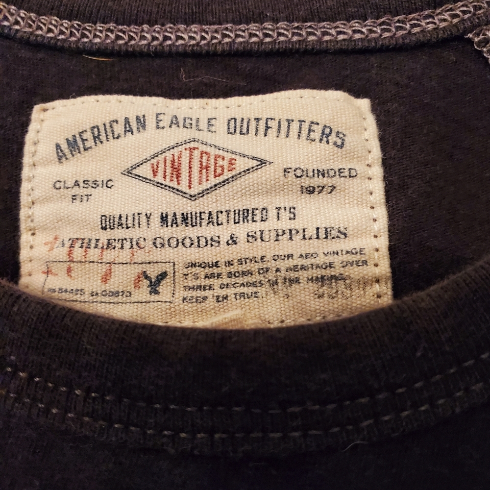 Elevate Your Style with American Eagle Vintage Men's Tee - Picture 4 of 8